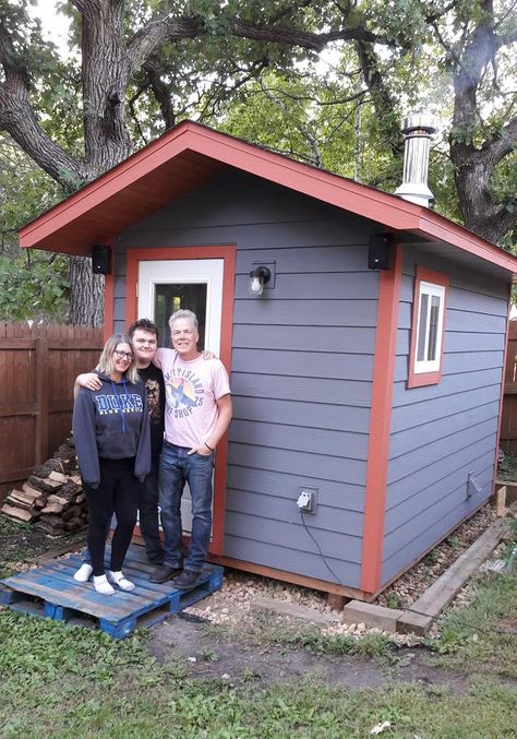 Instead of buying a prefab sauna and calling it a day, he rolls up his sleeves and builds his own kick ass sauna | Saunatimes Small Outdoor Sauna Ideas, Outdoor Sauna Hot Tub, How To Build An Outdoor Sauna, Shed Sauna Conversion, Sauna Diy Outdoor, Sauna Plans Outdoor, Prefab Sauna Outdoor, Shed Sauna, Diy Sauna Outdoor