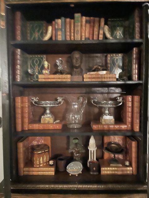 Decorated Shelves, Dark Academia Bedroom Ideas, Dark Academia Bedroom, Academia Bedroom, Woodland Bedroom, Vintage Academia, Antique Booth Displays, Library Designs, Hutch Decor