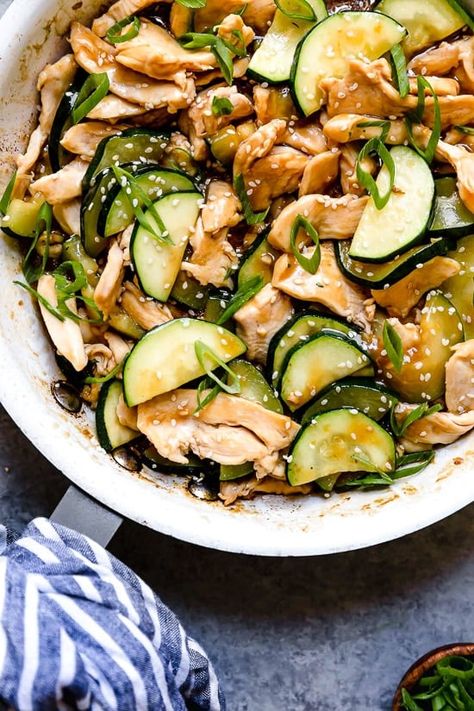 This quick Chicken and Zucchini Stir Fry is delicious, made with chicken breast, zucchini and an easy stir fry sauce. Wok Sauce, Zucchini Sauce, Zucchini Stir Fry, Stir Fry Sauce Easy, Chicken And Zucchini, Low Fat Chicken, Summer Zucchini, Recipe Critic, Stir Fry Dishes