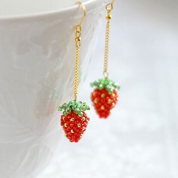 beaded strawberries earrings Handmade Seed Bead Earrings, Strawberry Bead Earrings, Diy Strawberry Earrings, Beaded Strawberry Pattern, Beaded Strawberry Tutorial, Beaded Fruit Earrings, Seed Bead Crafts Diy, Seed Bead Strawberry, Strawberry Beaded Earrings