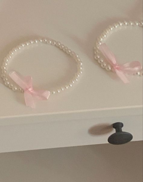 Bead Charms Diy, Pink Bows, Jewelry Accessories Ideas, Pink Girly Things, Girly Accessories, Beaded Bracelets Diy, Girly Jewelry, Bijoux Diy, Diy Charms