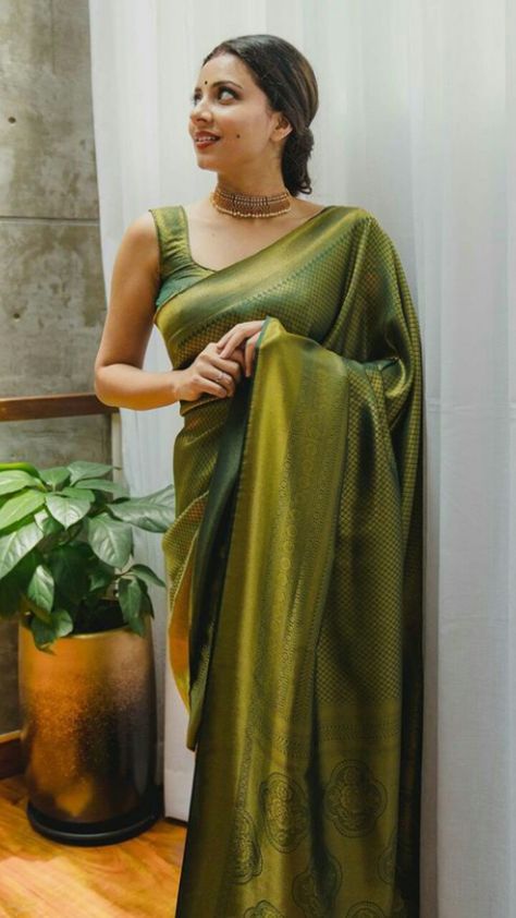 Monochrome Outfit Indian, Bridal Saree Kuchu Designs Latest, Bridal Saree Look, Malayali Saree, Green Traditional Saree, Saree Kuchu Designs Latest, South Indian Bridal Saree, Sarees South Indian, Bridal Saree Blouse Designs