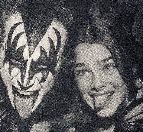 Gene Simmons Kiss, Rock Aesthetic, Rockstar Aesthetic, 80s Vibes, 80s Aesthetic, Gene Simmons, Photographie Inspo, Brooke Shields, I'm With The Band