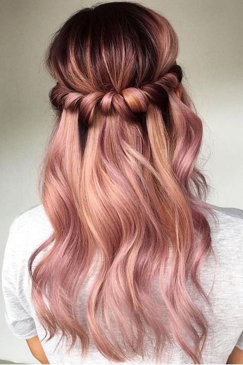 Here you will find a plethora of boho wedding hairstyles for any tastes, starting with elegant braided updos and ending with some creative solutions. #wedding #bride #bohowedding #bohoweddinghairstyles Rich Brunette Hair, Rose Gold Balayage, Rambut Brunette, Gold Hair Colors, Hair Color Rose Gold, Boho Wedding Hair, Vlasové Trendy, Hair Color Highlights, Rose Gold Hair