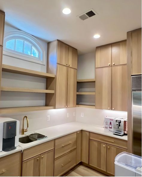 With a natural oak finish, these units not only brighten your kitchen but also add warmth. Equipped with hanging shelves and elegant gold hardware, they’re perfect for a modern style. Spacious drawers and recessed panel doors offer sophistication, while the corner lazy Susan optimizes storage in compact areas. Get inspired to elevate your kitchen with our professional installation! 🏡💖

#KitchenCabinets #KitchenDesign #HomeImprovement #CabinetInstallation Corner Lazy Susan, Installing Cabinets, Lazy Susan, Hanging Shelves, Oak Finish, Panel Doors, Gold Hardware, Get Inspired, Modern Style