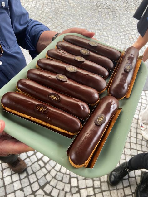 Parisian Food, French Snacks, Paris Desserts, Gourmet Pastries, French Sweets, Food Paris, Eclair Recipe, French Baking, Chocolate Eclair