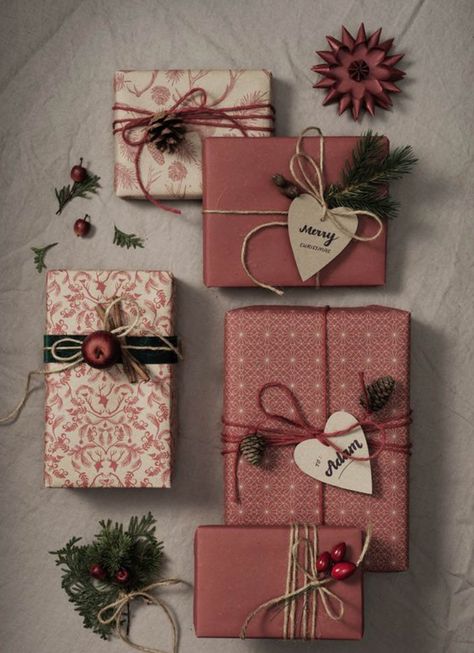 60 Christmas Gift Wrapping Ideas for Your Inspiration - Part II - Hongkiat Beautiful Present Wrapping, Christmas Gift Ideas Wrapping, Pine Cone Gift Wrap, Christmas Paket Wrapping Ideas, Christmas Gift Package Ideas, Cute Christmas Packaging Ideas, Presents Decoration Ideas, Xmas Gift Packaging Ideas, Natural Christmas Present Wrapping