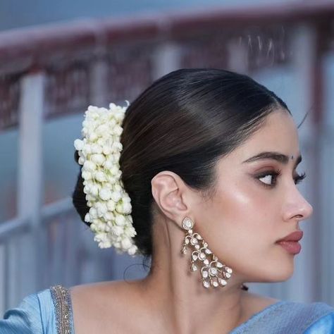 The Fab Fashion Closet on Instagram: "Can’t go wrong with classics!   @janhvikapoor 💙  MUA : @tanvichemburkar  Hair : @marcepedrozo  Styling By : @stylebyami . . #janhvikapoor #saree #styleinspo #bangles #gajra" Bun With Gajra Hairstyles Saree, Saree With Gajra Look, Gajra Hairstyles Buns, Hair Bun With Gajra, Bun With Gajra, Gajra Hairstyle, Gajra Bun, Bride Bun, Makeup Reference