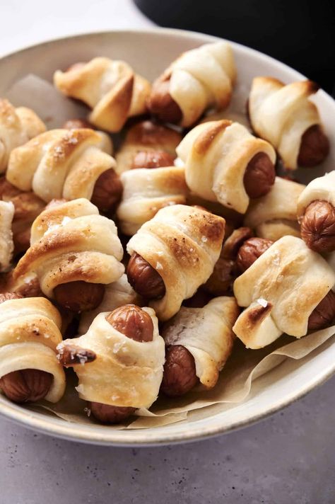 A bowl filled with air fryer pigs in a blanket, small sausages wrapped in baked puff pastry, sprinkled with coarse salt. Pigs In A Blanket Recipe, Sausage Wrap, Corndog Recipe, Homemade Pastries, Family Fun Night, Quick Appetizers, Vegan Sausage, Kids Party Food, Pigs In A Blanket