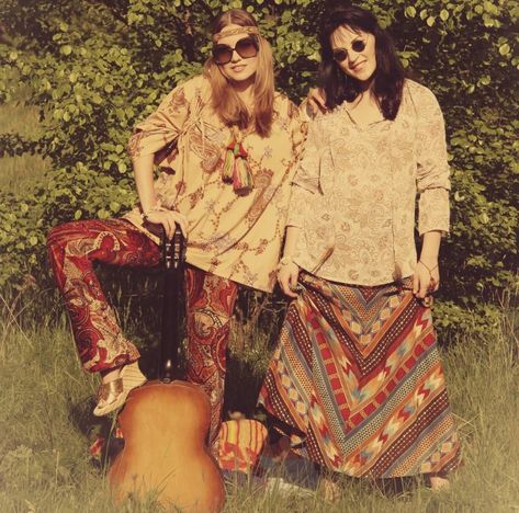 Long, freely flowing hair destabilizes the norm for women in the 60's. Women began to freely express themselves through a hippie look 60s Fashion Hippie, Paz Hippie, 70s Inspiration, 1960s Hippie, Hippie Mode, Vintage Foto's, 60s Hippie, Yoga Studio Design, Moda Hippie