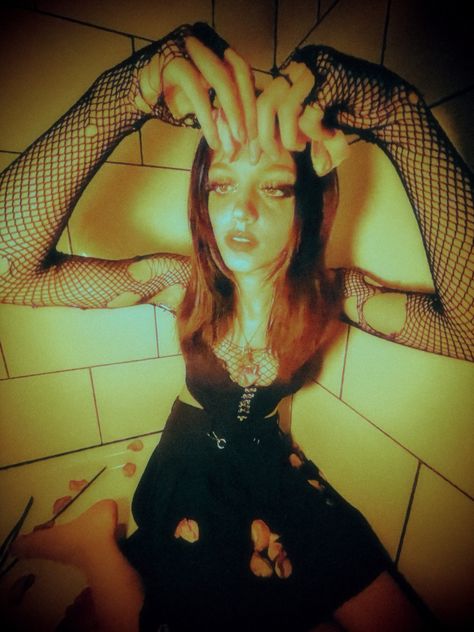 Redhead Grunge Aesthetic, Y2k Grunge Photoshoot, Alternative Model Photography, Grunge Photoshoot Ideas At Home, Grunge Photo Shoot, Goth Instagram Pictures, 90s Grunge Photography, Grunge Instagram Pictures, 90s Grunge Photoshoot