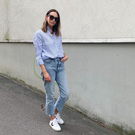 Button Shirt Outfit, White Striped Shirt Outfit, Blue Striped Shirt Outfit, Jeans And Sneakers Outfit, Linen Shirt Outfit, Outfits With Striped Shirts, Button Down Outfit, Straight Leg Jeans Outfits, Classic Wardrobe Essentials