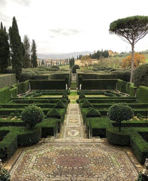 Italian Flower Garden, Italianate Garden, Rich Garden, Italian Flowers, Italian Gardens, Riding Outfits, Green Gardens, Tuscan Garden, European Garden