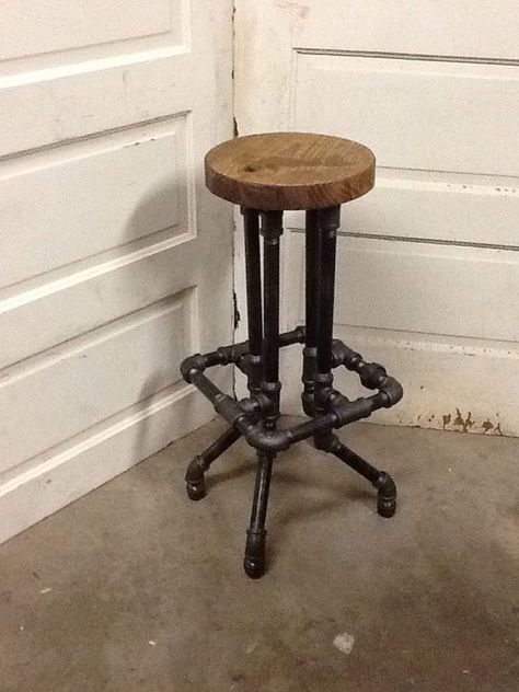 Industrial Bar Stool with Round Top by SawdustIndustries on Etsy Meja Industrial, Industri Modern, Chair Diy, Galvanized Pipe, Pipe Decor, Industrial Bar Stools, Diy Pipe, Industrial Bar, Pipe Furniture