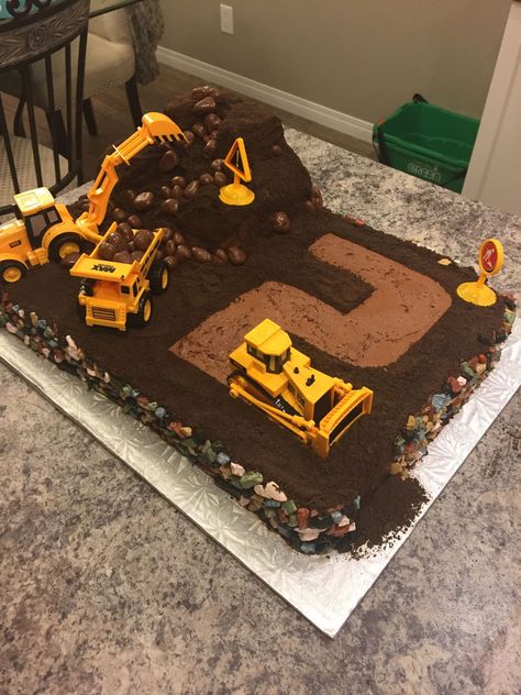 Digger Cake, Construction Birthday Cake, Digger Birthday, Kids Birthday Cakes, Construction Theme Birthday Party, Construction Cake, Festa Hot Wheels, Construction Trucks, Red Velvet Cheesecake