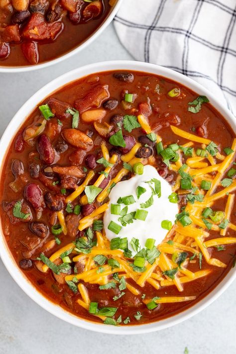 Easy Vegetarian Chili Recipe Crockpot, Veggie Bean Chili, Sweet Chili Vegetables, Vegetarian Chili Crock Pot Easy, Crockpot Chili No Meat, No Meat Chili Crockpot, No Meat Chili Recipe Crockpot, Chili No Meat Recipe, Vegetarian Chilli Recipes Slow Cooker