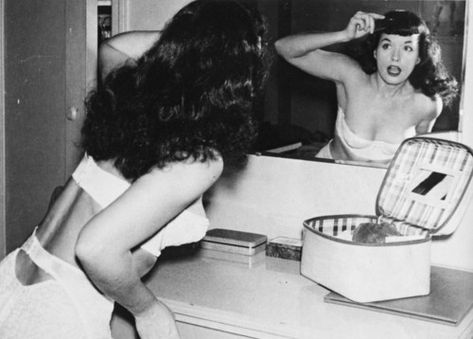 Betty Page Bettie Page Photos, Pin Up Photos, Fringe Bangs, Pin Up Model, Bettie Page, Vintage Pin Up, Rockabilly Fashion, E 40, Vintage Hairstyles