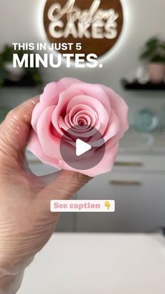 Cake Decorating With Fondant Flowers, Rose Cake Ideas, Roses On Cake, Rose Cake Decorating, Edible Paper Flowers, Fondant Rose Tutorial, Cake Roses, Cake Decorating Flowers, Sugar Flowers Cake