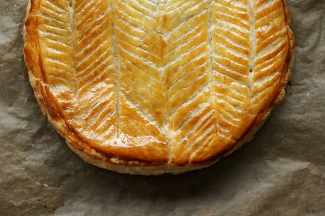 Gallete Des Rois, Brioche Sans Gluten, Galette Des Rois Recipe, Galette Frangipane, Cultural Food, French Cake, Sweets Table, French Desserts, Bakery Desserts