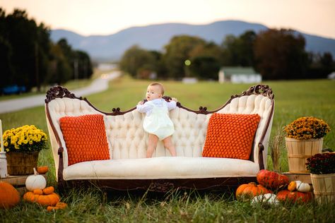 Fall Outdoor Photoshoot Setup Family, Victorian Couch Photoshoot, Couch Mini Session, Antique Couch Photoshoot, Fall Couch Photoshoot, Fall Photo Mini Session Ideas, Outdoor Fall Photoshoot Setup, Outdoor Fall Mini Session Ideas, Fall Outdoor Photoshoot Setup