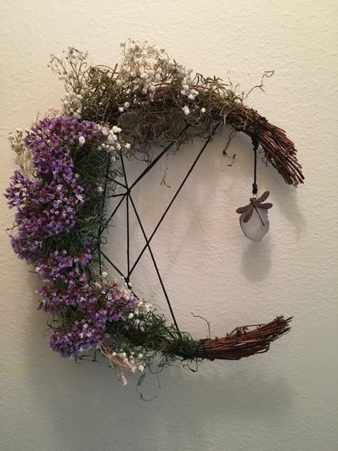 Witchy Craft ~ DIY Moon Wreath – The Magickal Cottage Diy Moon Wreath, Whimsigoth Room, Grapevine Garland, Diy Moon, Moon Wreath, Wiccan Crafts, Pagan Crafts, Wiccan Decor, Witch Diy