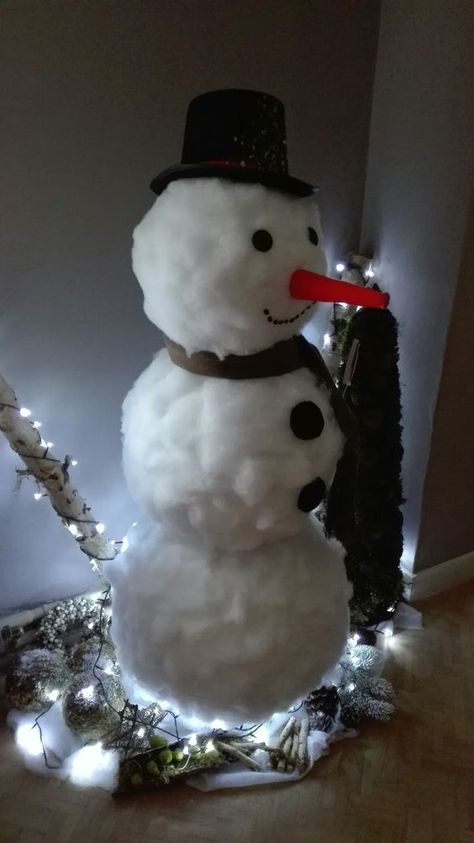 Diy Indoor Snowman, Diy Christmas Snowman, Outdoor Snowman, Snowman Crafts Diy, Happy Christmas Day, Candy Land Christmas Decorations, Candy Land Christmas Tree, Diy Snowman, Christmas Mantel Decorations