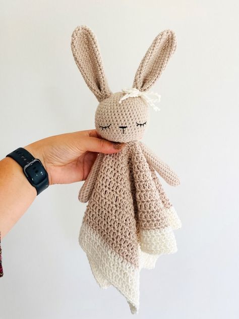 Handmade amigurumi lovey, it’s a crochet toy that’s safe for babies Easter Crochet Patterns Free, Crochet Baby Projects, Crochet Nursery Decor, Hantverk Diy, Bunny Lovey, Crochet Baby Gifts, Handmade Stuffed Toys, Crochet Nursery, Lovey Pattern