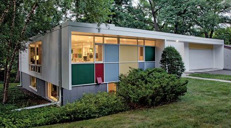 25 Iconic Minnesota Homes - Midwest Home Mid Century Modern Backyard, Modern Backyard Design, Mid Century Exterior, Atomic Ranch, Mid Century Architecture, Modern Backyard, Modern Architecture House, Frank Lloyd Wright, Mid Century Decor