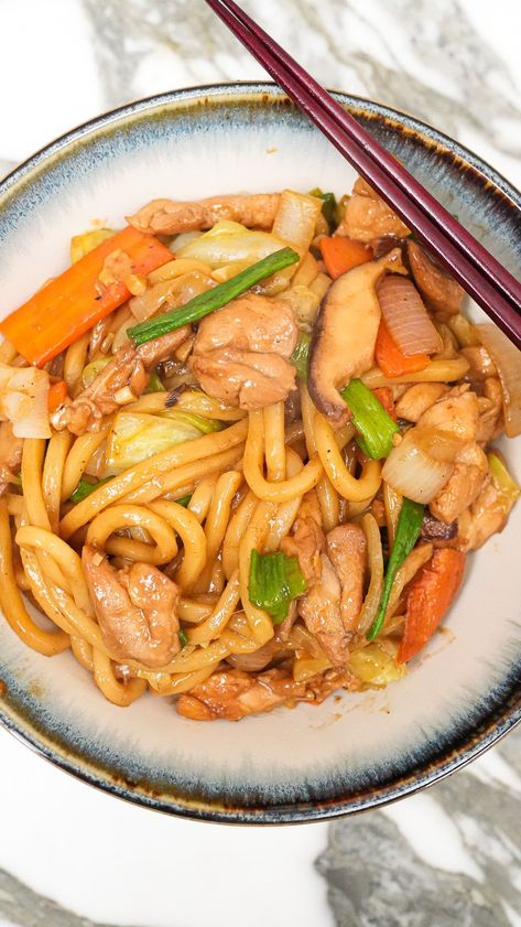 Yaki Udon (or Japanese stir fried noodles) takes only 15 minutes and is so easy and delicious! The perfect weeknight meal! Chicken Udon Stir Fry, Japanese Dinner Recipes, Udon Noodle Stir Fry, Japanese Food Dishes, Udon Noodle Recipe, Easy Asian Noodle Recipes, Asian Stir Fry Recipe, Cj Eats, Easy Asian Noodles