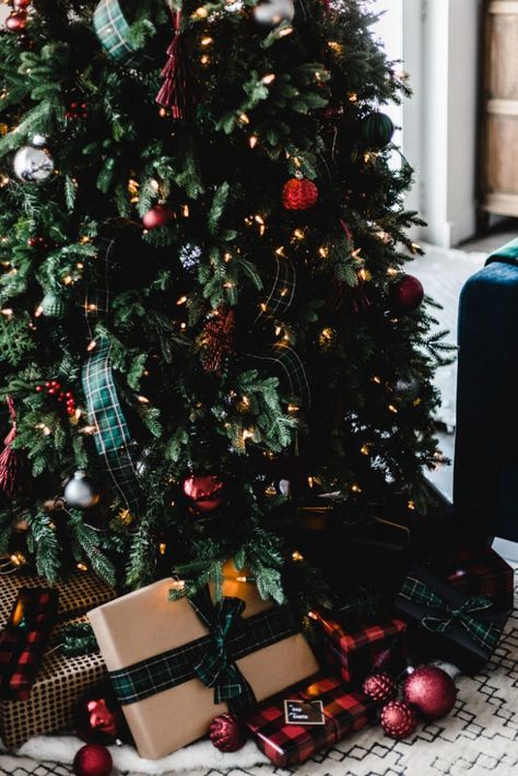 A beautiful modern red and green Christmas Home Tour! Love the traditional Christmas colours in this holiday home tour. Festive reds and greens look beautiful against the white wall backdrop and the blue couch. A mix of modern, nordic, scandinavian design elements give some beautiful holiday decorating ideas. Gorgeous black, red, and brown wrapping paper too! #hometour #Christmas #modern #traditional Green Decorations Christmas Tree, Classy Red Christmas Tree, Dark Red And Green Christmas Tree, Jojo Christmas, Christmas Tree Inspiration Traditional, Christmas Aesthetic Red, Christmas Aesthetics, Christmas Colours, Red Christmas Decor