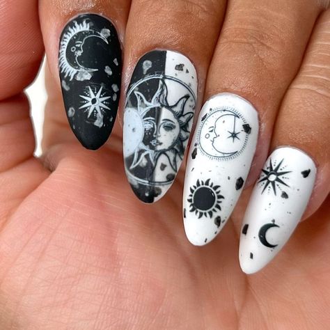 Astronomy Nail Art, Fantasy Nail Art Designs, Astral Nails, Solar Eclipse Nails, Leo Nail Art, Astronomy Nails, Wiccan Nails, Moon Phase Nails, Space Themed Nails