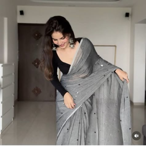 Grey Saree For Farewell, Saree Ideas For Traditional Day, Graduation Saree Ideas University, College Saree Look, Best Saree Colour Combination, Saree Ideas For College Fest, Saree For Freshers Party In College, Saree Farewell School Classy, Saree For Dark Skin Tone