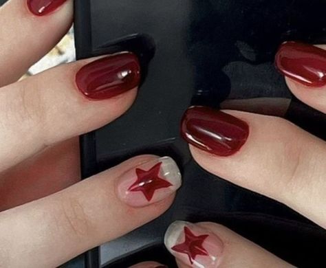 Short Nails Inspiration Simple, Star Nail Designs Simple, Simple Nail Art Stars, Acrylic Nail Star Design, Short Red Nail Designs Gel, Short Nail Star Designs, Simple Gel Nail Inspo Short, Star Short Nails, Cosmic Nail Art