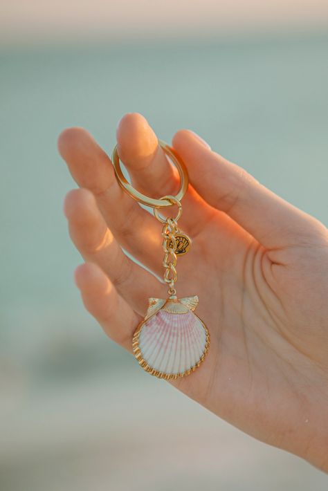 Sea Shells Keychain Diy, Stuff To Do With Seashells, Sea Shell Keychain, Seashell Keychain Diy, Shell Keychain Diy, Shell Diy Crafts, Ideas With Seashells, Ideas With Shells, Diy Shell Jewelry