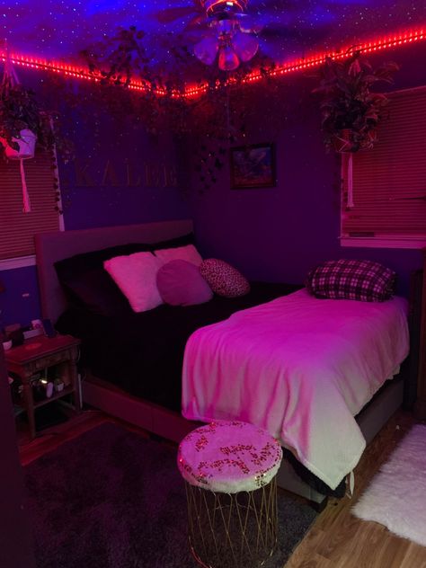 Tik tok room decor inspiration. Tiktok Room Aesthetic Small Room, Aesthetic Room Inspiration Baddie, Tik Tok Inspired Room, Baddie Room Ideas Small, Tik Tok Bedroom, Tik Tok Room Aesthetic, Room Inspo Baddie, Tiktok Room Aesthetic, Tik Tok Room