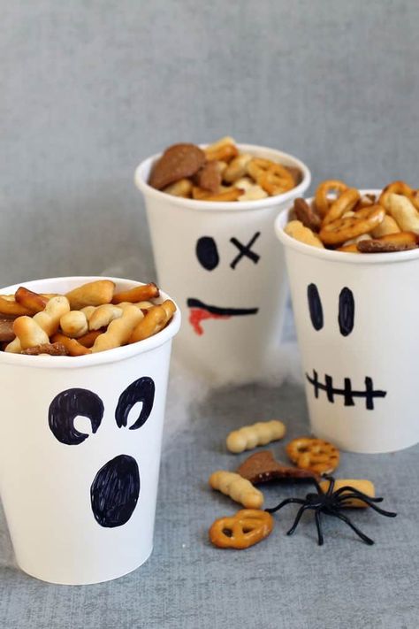 GHOST SNACK CUPS Healthy Halloween treats for kids. These Halloween snacks and treats have less sugar, but are still fun for Halloween or classroom parties. Healthy Halloween Treats For Kids, Food For Halloween, Menu Halloween, Halloween Torte, Creepy Halloween Food, Easy Halloween Snacks, Postres Halloween, Halloween Snacks For Kids, Treats For Kids