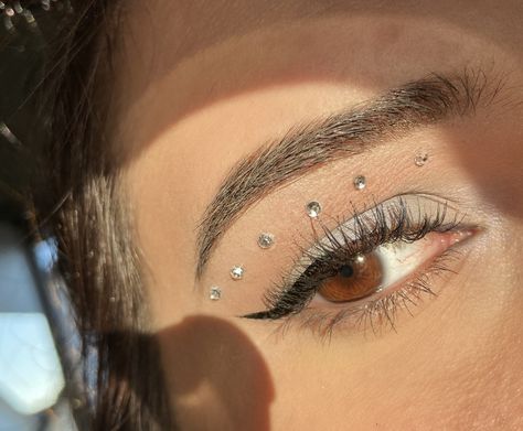 Jewel Makeup Rhinestones Simple, Brown Hooded Eyes, Eyeshadow With Gems, Simple Party Makeup, Festival Face Gems, Basic Eye Makeup, Festival Face Jewels, Makeup Ide, Eye Makeup For Hooded Eyes