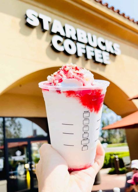 Starbucks' New Strawberry Funnel Cake Frappuccino Strawberry Funnel Cake Frappuccino, Flannel Cake, Strawberry Funnel Cake, Frappuccino Flavors, Starbucks Calories, Unicorn Cake Pops, Starbucks Strawberry, Family Snacks, Frappuccino Recipe