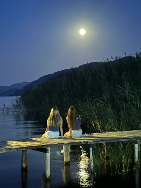 friends sitting watching moonrise Summer Nights With Friends, Nights With Friends, Krav Maga, Summer Bucket Lists, Summer Feeling, Summer Dream, Foto Pose, Teenage Dream, Future Life