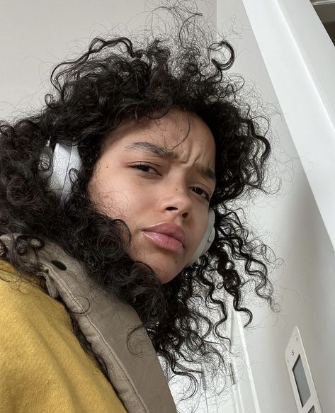 Whitney Peak, Zoe Kravitz, 인물 사진, Pretty Face, Pretty Woman, Hair Inspo, Cortes De Pelo, Curly Hair, Pretty People