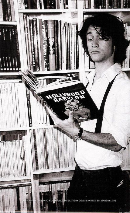 15 Hot Celebrity Guys Reading Books | Epic Reads Blog Celebrities Reading, Holding A Book, Man Reading, People Reading, Joseph Gordon, Joseph Gordon Levitt, Photographie Portrait Inspiration, Foto Vintage, Reading A Book