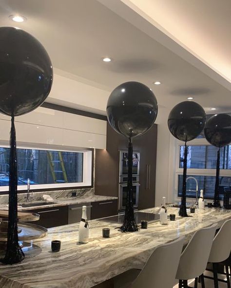 Birthday Party Ideas For Men Decoration, Black Balloon Centerpieces, Jumbo Balloons With Tassels, Black And Gold Centerpieces, 55 Birthday, 15th Birthday Decorations, All Black Party, Black Centerpieces, 15th Birthday Party Ideas