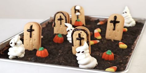 Graveyard Dessert, Festive Food Ideas, Ghosts In The Graveyard, Ghost In The Graveyard, Graveyard Pudding, Candy Eyeballs, Edible Pearls, Festive Food, Halloween Treats Easy