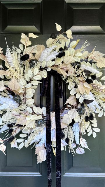 Boho Fall Wreath Diy, Black And White Halloween Wreath, White Halloween Wreath, Pretty Porches, Classy Halloween, Boho Halloween, 2024 Halloween, White Halloween, Elegant Halloween