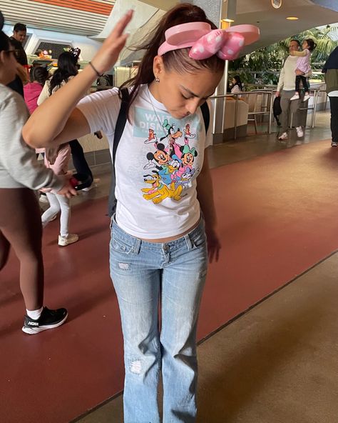 Disney World Outfit Aesthetic, Simple Disney Outfits Casual, Disney Vintage Outfits, Outfits To Disneyland, Birthday Outfit For Disneyland, Disneyland Outfits Cold, Grad Night Outfit Disney, Disney Clothes Aesthetic, Fits For Disneyland