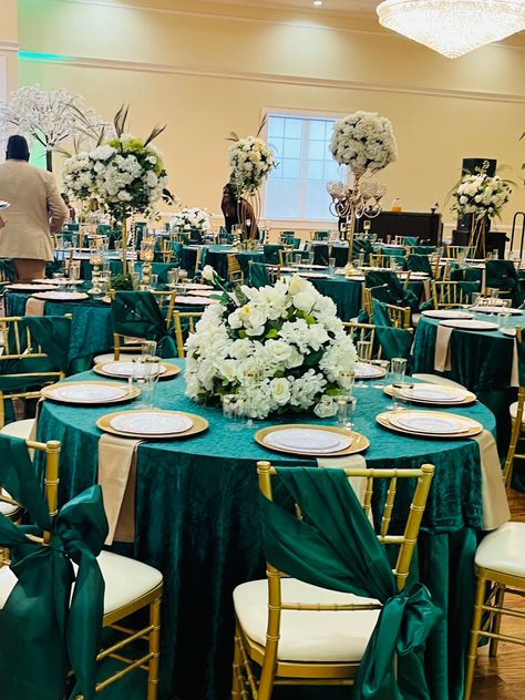 Gold Quinceanera Theme, Emerald Green Quinceanera Theme, Green Quinceanera Theme, Emerald Wedding Colors, Emerald Green Wedding Theme, Quince Decor, Green Quinceanera Dresses, Quince Themes, Quinceanera Themes Dresses