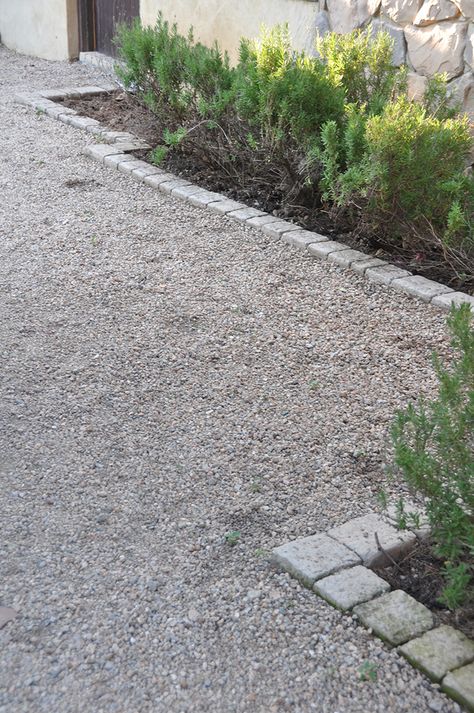 Garden Border Stones, Landscape Edging Stone, Front Door Landscaping, Garden Border Edging, Dream Backyard Garden, Garden Edging Ideas, Backyard Garden Diy, Driveway Landscaping, Small Backyard Gardens