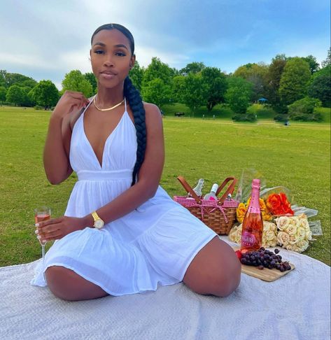 Outfit Para Picnic, Picnic Aesthetic Outfit, Bday Brunch, Black Cottagecore, Feminine Aura, Picnic Party Decorations, Picnic Date Food, Picnic Pictures, White Shorts Outfit