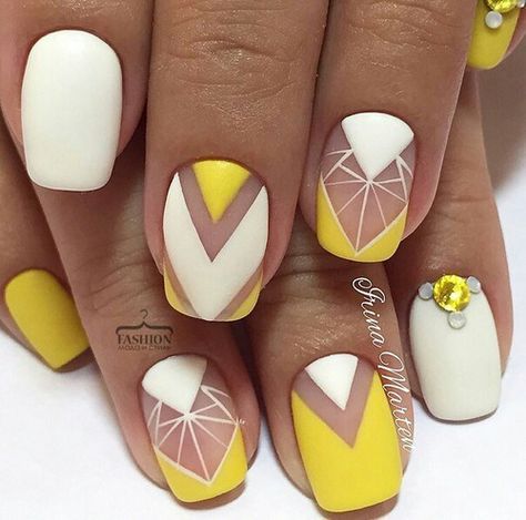 Nail art graphique jaune et blanc Yellow Nail Art, Geometric Nail Art, Geometric Nail, Bright Nails, Nailed It, Yellow Nails, Cute Nail Designs, Nail Art Inspiration, Cool Nail Art