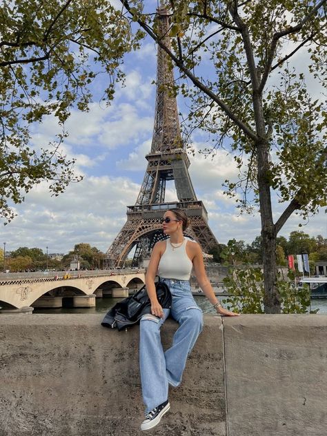 Italy Inspired Pictures, Paris Posing Ideas, France Photoshoot Ideas, Paris Picture Ideas Aesthetic, Paris Photo Shoot Ideas, Europe Poses Photo Ideas, France Photo Ideas, Paris Poses Photo Ideas, Paris Summer Aesthetic